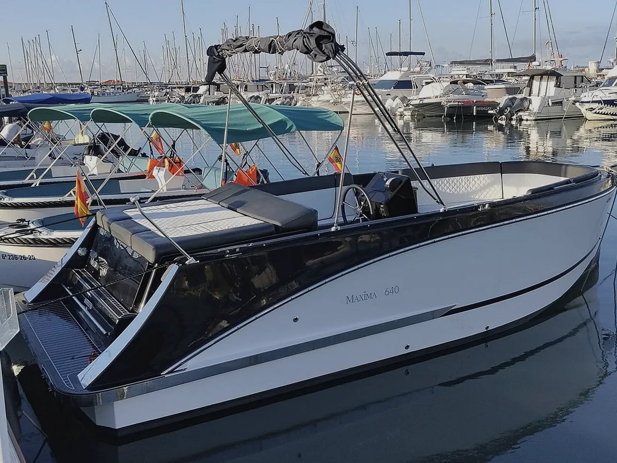 Equipo de Alquiler Barcos ayudando a organizar un alquiler de barco en El Vendrell